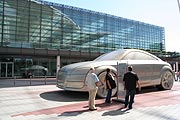 Audi TT Skulptur in XXL am Flughafen (Foto: Martin Schmitz)